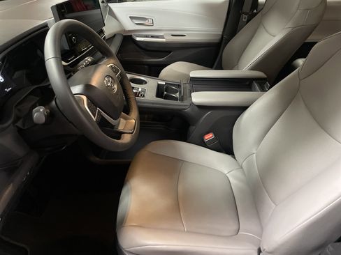 Used 2025 Toyota Sienna XLE image 16