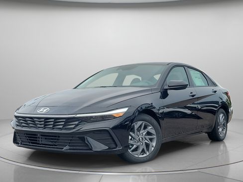 Certified 2025 Hyundai Elantra Hybrid FWD image 2