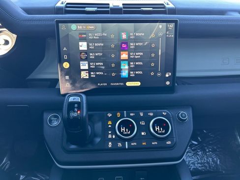 Used 2023 Land Rover Defender 130 X-Dynamic SE image 31