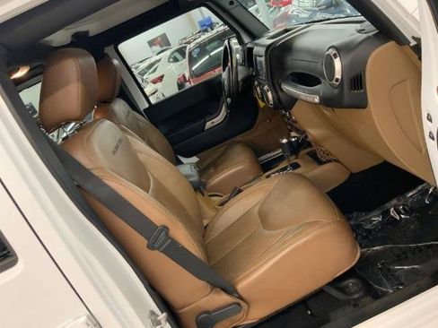 Used 2017 Jeep Wrangler Unlimited Rubicon w/ Connectivity Group AWD/4WD image 14