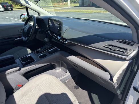 Used 2024 Toyota Sienna LE image 33