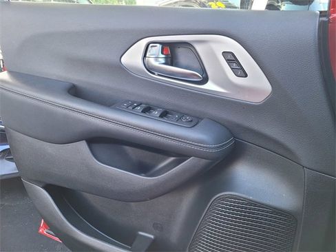 Certified 2025 Chrysler Pacifica Limited image 13