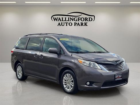 Used 2012 Toyota Sienna XLE image 3