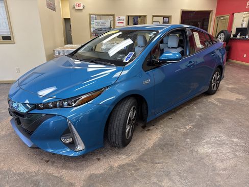 Used 2017 Toyota Prius Prime Advanced FWD image 4