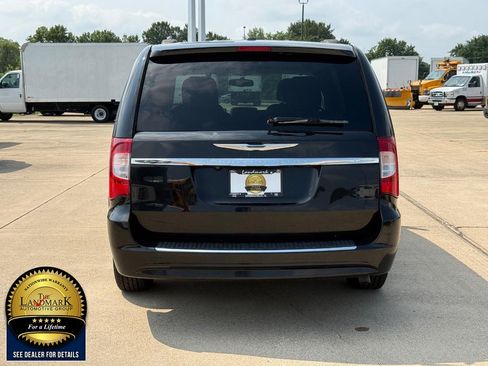 Used 2015 Chrysler Town & Country Touring FWD image 6