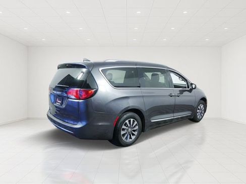 Used 2020 Chrysler Pacifica Touring-L Plus FWD image 7