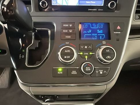 Used 2019 Toyota Sienna XLE FWD image 21