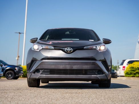 Used 2018 Toyota C-HR XLE FWD image 2