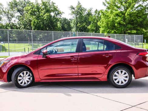 Used 2025 Toyota Corolla LE w/ LE Premium Package FWD image 4