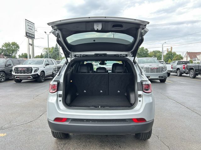 Used 2025 Jeep Compass Latitude w/ Convenience Group AWD/4WD image 10