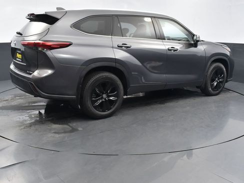 Used 2021 Toyota Highlander XLE image 4