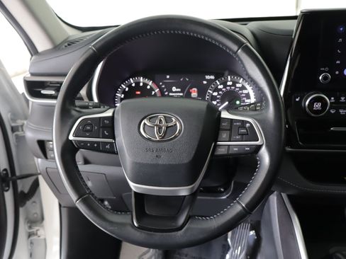 Used 2023 Toyota Highlander XLE AWD/4WD image 14