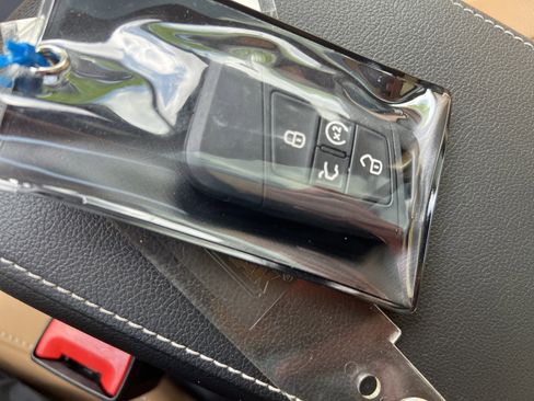 Used 2024 Volkswagen Tiguan SE image 32