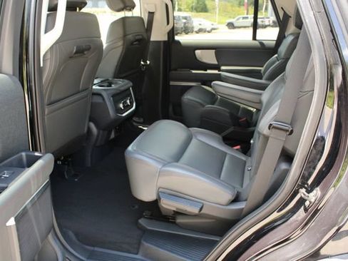 Used 2025 Ford Expedition Active AWD/4WD image 8
