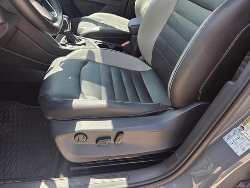 Used 2022 Volkswagen Taos SEL w/ Panoramic Sunroof Package FWD image 10