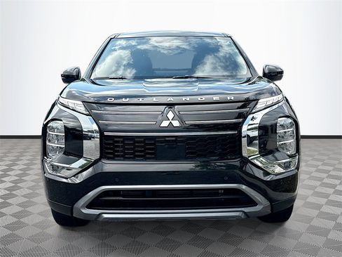 New 2025 Mitsubishi Outlander SE image 2