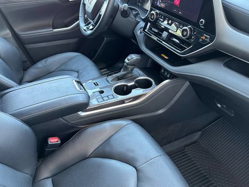 Used 2025 Toyota Highlander Limited AWD/4WD image 18