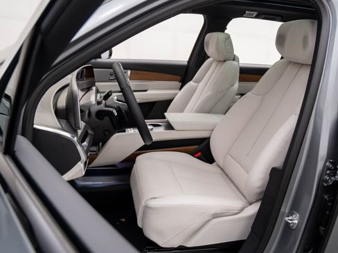 New 2026 Cadillac Vistiq Luxury w/ LPO, Floor Liner Package AWD/4WD image 16