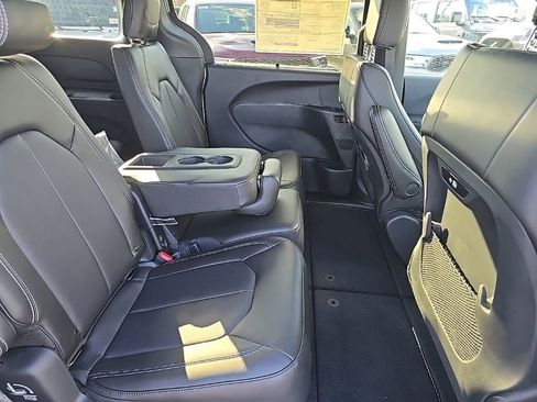 New 2026 Chrysler Pacifica Select image 12