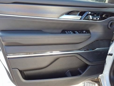 New 2026 Jeep Grand Wagoneer Summit image 8