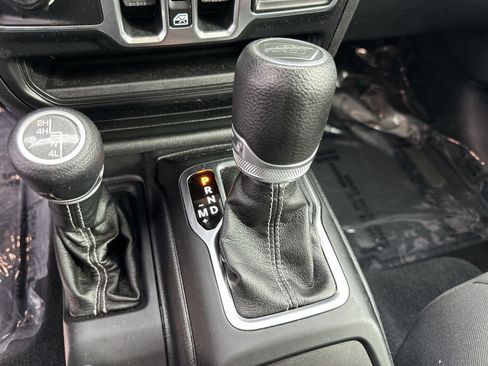 Certified 2021 Jeep Gladiator Overland AWD/4WD image 28