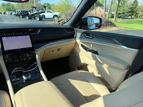 Certified 2024 Jeep Grand Cherokee Limited AWD/4WD image 39