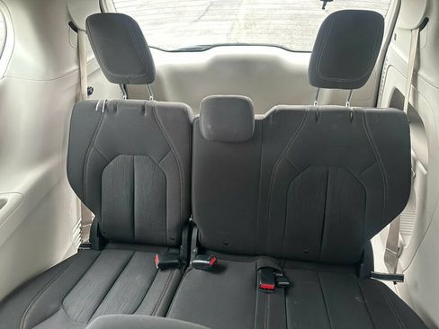 Used 2017 Chrysler Pacifica Touring FWD image 11