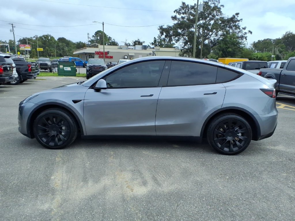 Used 2025 Tesla Model Y Long Range RWD image 4