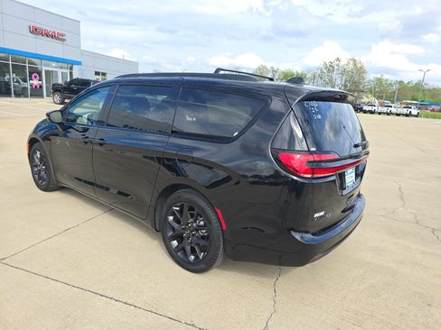 Used 2025 Chrysler Pacifica Limited FWD image 13