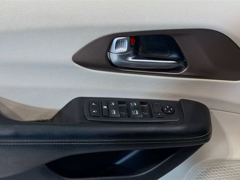 Used 2021 Chrysler Voyager Lxi FWD image 14