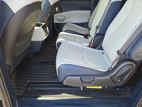 Used 2025 Kia Carnival EX image 12