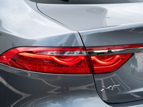 Used 2020 Jaguar XF Premium RWD image 17