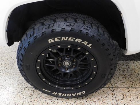 Used 2017 Toyota Tacoma Limited image 80