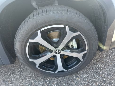 Certified 2025 Volkswagen Tiguan SE image 5