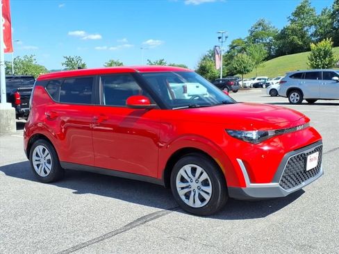 Used 2025 Kia Soul LX FWD image 2