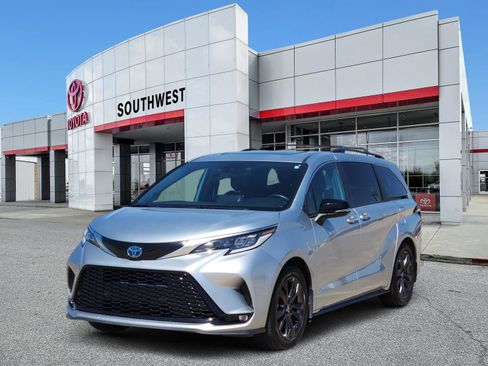 Used 2023 Toyota Sienna XSE image 2