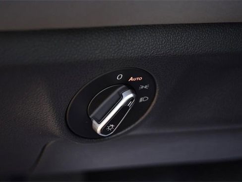 Certified 2025 Volkswagen Jetta SE w/ Sunroof Package image 11