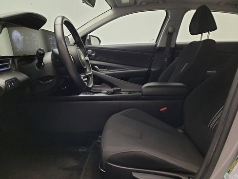 Used 2025 Hyundai Elantra SEL FWD image 17