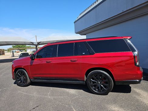 Used 2022 Cadillac Escalade ESV Sport Platinum AWD/4WD image 2