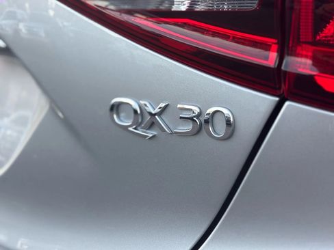 Used 2017 INFINITI QX30 AWD image 16