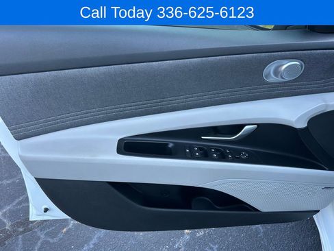 Used 2022 Hyundai Elantra Limited FWD image 15