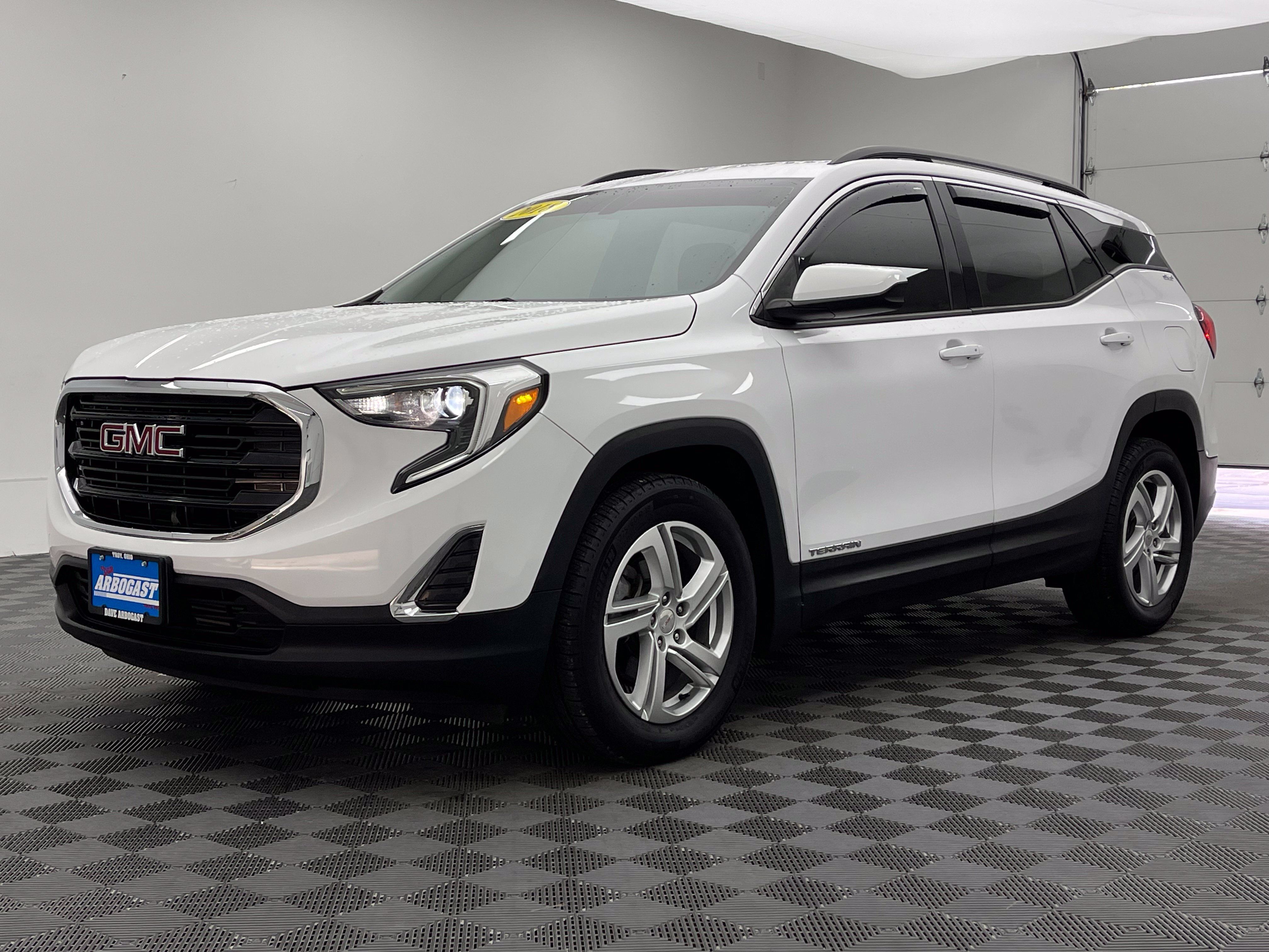 Used 2018 GMC Terrain SLE w/ Driver Convenience Package FWD image 2