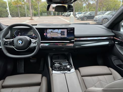 Used 2025 BMW 540i xDrive w/ Premium Package image 29