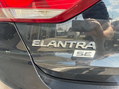 Used 2018 Hyundai Elantra SE w/ Cargo Package FWD image 4