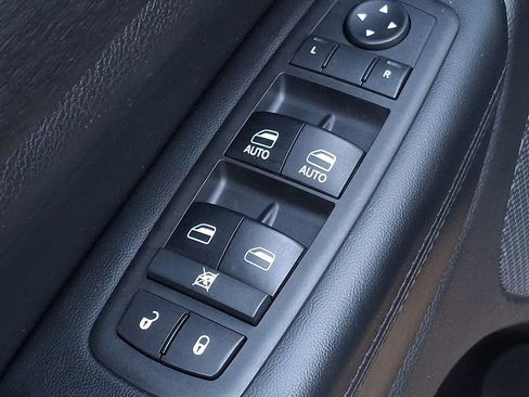 Used 2018 Jeep Grand Cherokee Altitude image 23