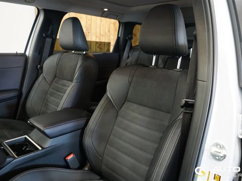 Used 2025 Mitsubishi Outlander SE image 13