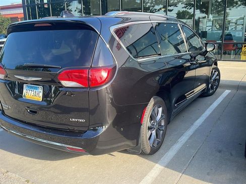 Used 2017 Chrysler Pacifica Limited FWD image 2