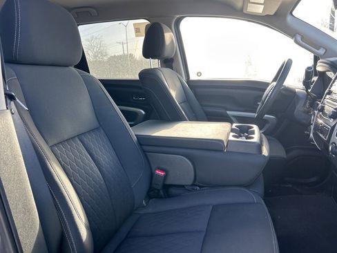 Used 2018 Nissan Titan SV image 8