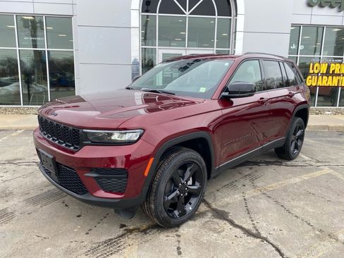 Used 2025 Jeep Grand Cherokee Altitude image 1