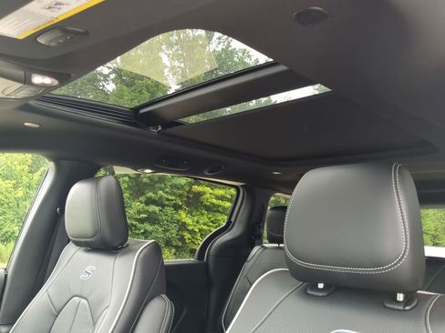 New 2026 Chrysler Pacifica Limited w/ S Appearance Package image 14